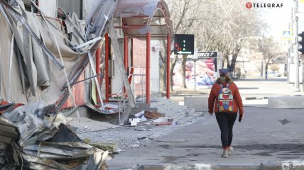 Девушка шагает по военному Харькову. Фото: Ян Доброносов, "Телеграф"