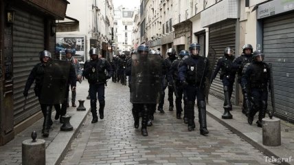 Иммигранты забросали полицейских камнями в Кале
