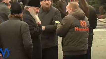 У журналиста "Магнолия-ТВ" монахи лавры забрали телефон