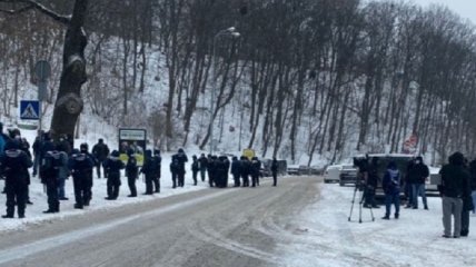 На форум, где выступает Зеленский, пришли националисты и сторонники каналов Медведчука: ситуация накалена (фото, видео)