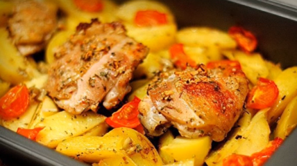 Курка та картопля — просте, але дуже вдале поєднання