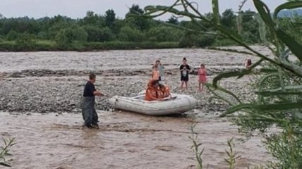 Шестеро дітей та дорослий опинилися у водній пастці, яка утворилася через розлив річки на Прикарпатті (відео)