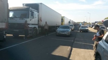 На въезде в Крым застряли 240 грузовиков