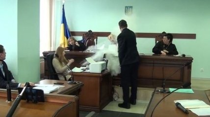 В Апелляционном суде Киева истец бросил пакет с порошком в лицо судье (Видео)