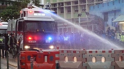 Протесты в Гонконге: полиция впервые применила водометы
