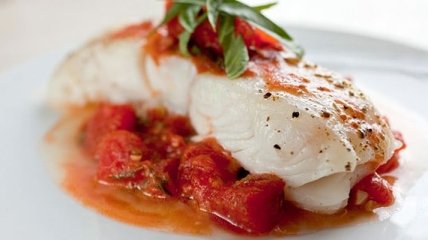 Рецепт дня: запеченная в духовке рыба по-гречески с помидорами и сыром