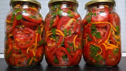 Приготовьте пикантную закуску из помидоров по-корейски