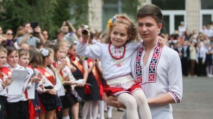 Во всех школах Украины прозвенел последний звонок