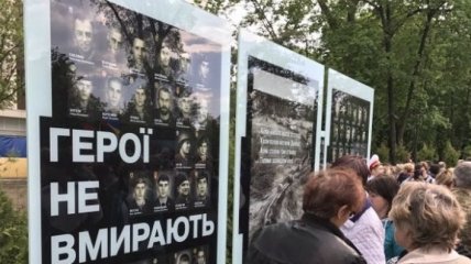 На Аллее Памяти в Днепре повредили фотографии героев АТО