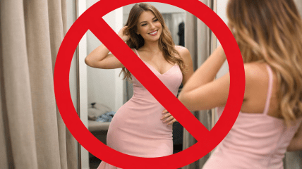 Девушка примеряет новое платье