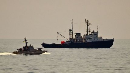 Корабль ВМС Украины в Азовском море сопровождали три корабля ФСБ