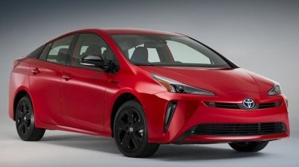 Toyota анонсировала дебют двух новых гибридов