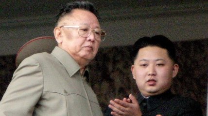 Ким Чен Ын снова вышел в свет с загадочной дамой