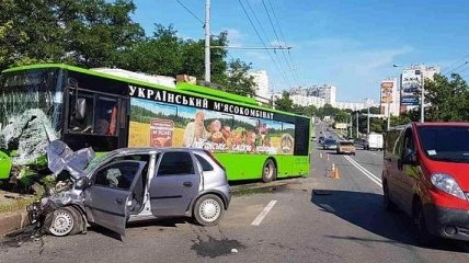 В Харькове легковушка влетела в троллейбус, есть жертвы