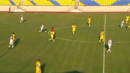 Украинский футболист забил гол со своей половины поля (видео)