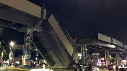 В Мехико обрушился метромост с поездом, много погибших и пострадавших: момент трагедии попал на видео