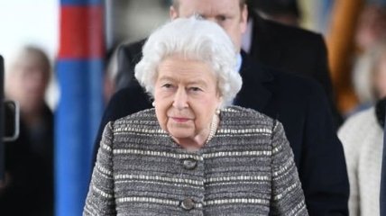 Королева Елизавета II засветила стильное пальто дорогой в Лондон