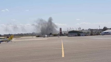 Аэропорт в столице Ливии попал под ракетный удар: есть погибший 