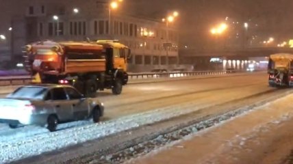 Битва районов? Зрелищная уборка снега в Киеве попала на видео