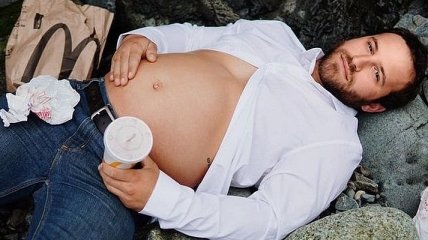 Вы будете смеяться: забавные снимки мужчин, беременных пивом 