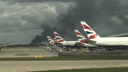 Слышны взрывы: Пожарные борются с пожаром у лондонского аэропорта Хитроу 