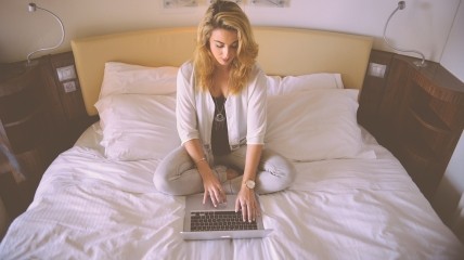 Брать устройство в постель — так себе идея