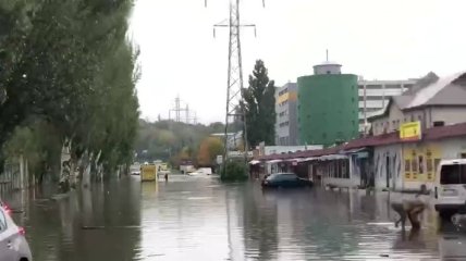 Киев начали перекрывать из-за потопа: город застрял в пробках (видео)