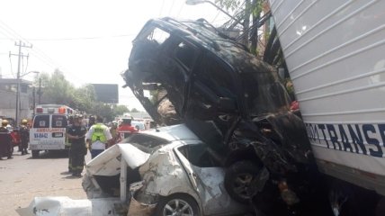 Водитель угнанного тягача в Мексике протаранил 15 автомобилей, уходя от погони