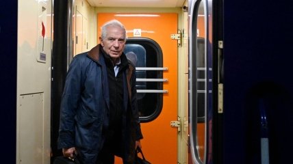Жозеп Боррель сходить з поїзда у Києві