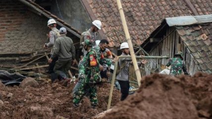В Индонезии спасатели приехали спасать жертв оползня, но оказались в ловушке (фото, видео)