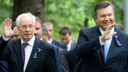 Азаров и Янукович поздравили украинских педагогов 