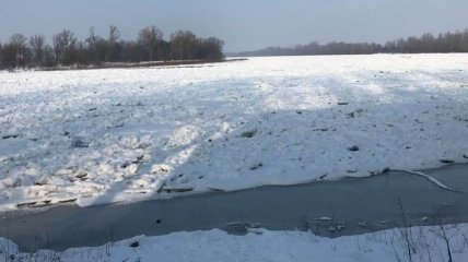 Река Десна на Киевщине превратилась в ледяное поле