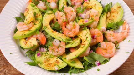 Салат с креветками и авокадо