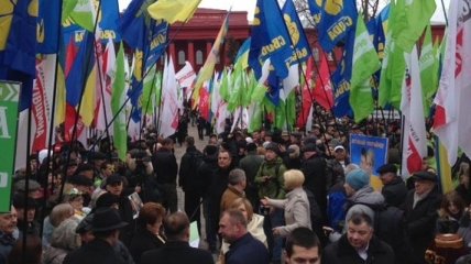 В Киеве начался митинг оппозиции "Вставай, Украина!"
