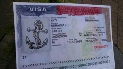 Пайетт вручил первые паспорта с долгосрочной визой морякам в Одессе
