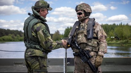 Военные Швеции и США