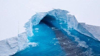 В сети появились фото огромного дрейфующего айсберга