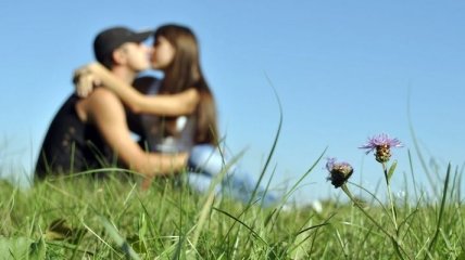Мужчины чаще влюбляются с первого взгляда