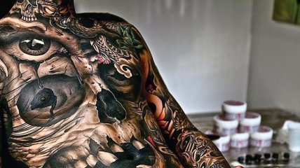 Татуировки сохраняются на теле из-за реакции организма как на угрозу инфицирования