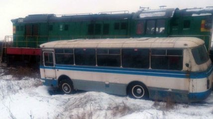 В Донецкой области автобус с пассажирами столкнулся с поездом