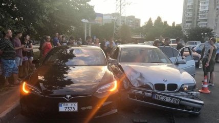 В Одессе мальчик угнал BMW на "евробляхах" и врезался в Tesla