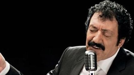 Скончался известный турецкий певец Мюслюм Гюрсес