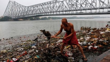 Все цвета грязи: как индийцы убивают священную реку Ганг (Фото)