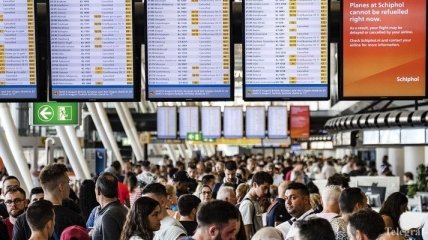 Пассажирам на чемоданах и лавочках пришлось ночевать в аэропорту Амстердама