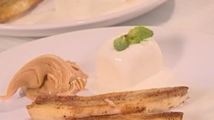 Жареные бананы с шариком мороженого и арахисовой пастой