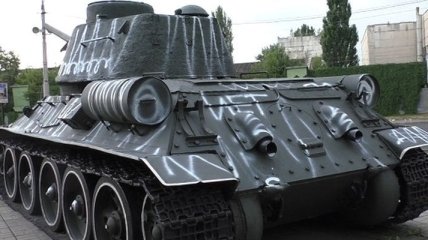 Семейная пара разрисовала памятник танкистам времен войны (Видео)