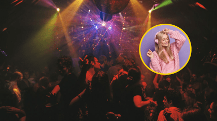 Люди слушают популярный трек 90-х