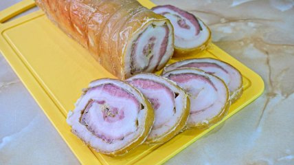 Рулет получается нежным, сочным, насыщенным
