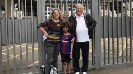 Семья из Австралии прилетела на матч "Барселоны", чтобы увидеть Неймара