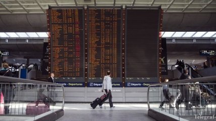 Французские авиадиспетчеры бастуют: 40% рейсов могут отменить